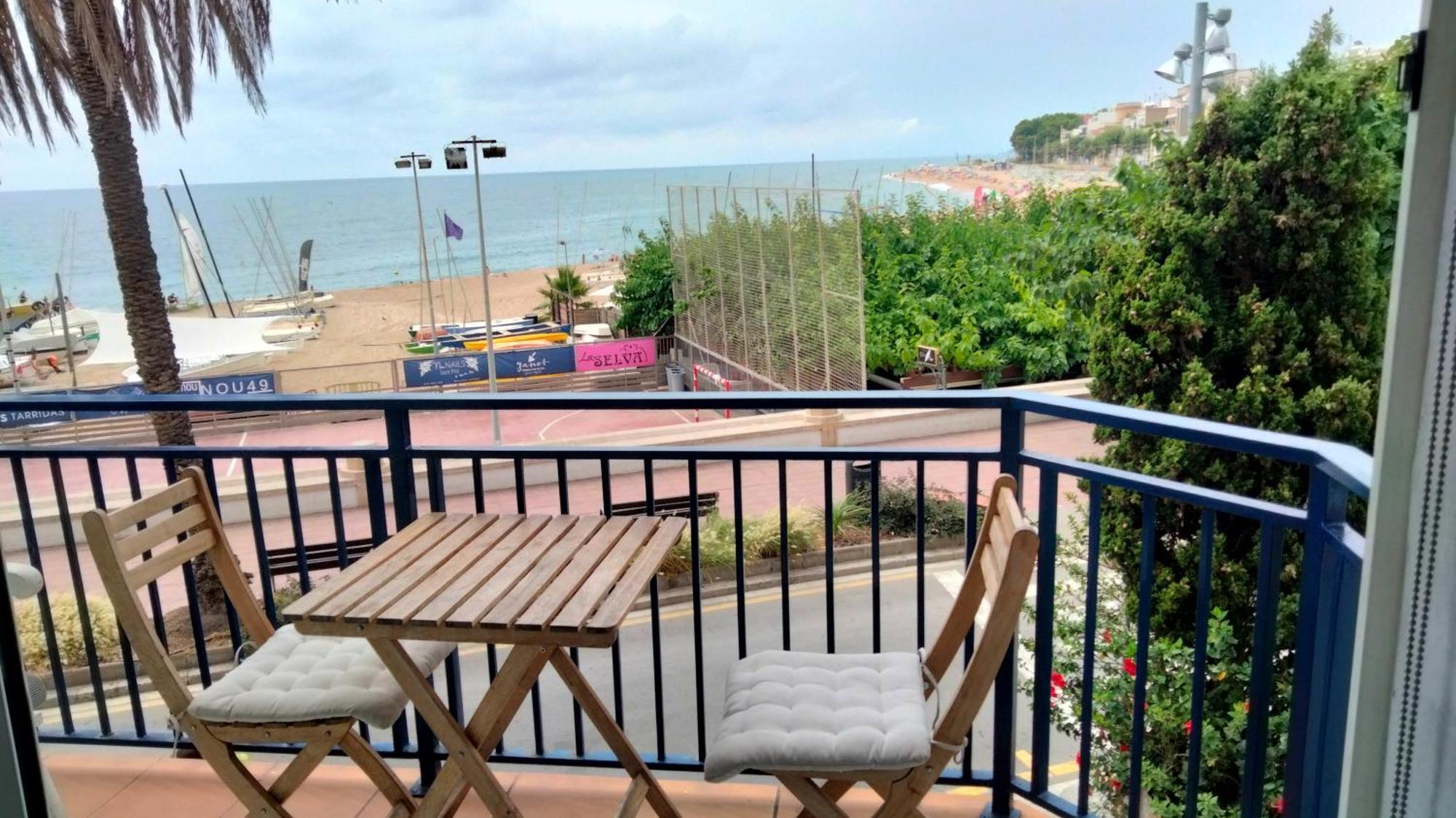 Beachfront Apartment With Private Parking Sant Pol De Mar Esterno foto