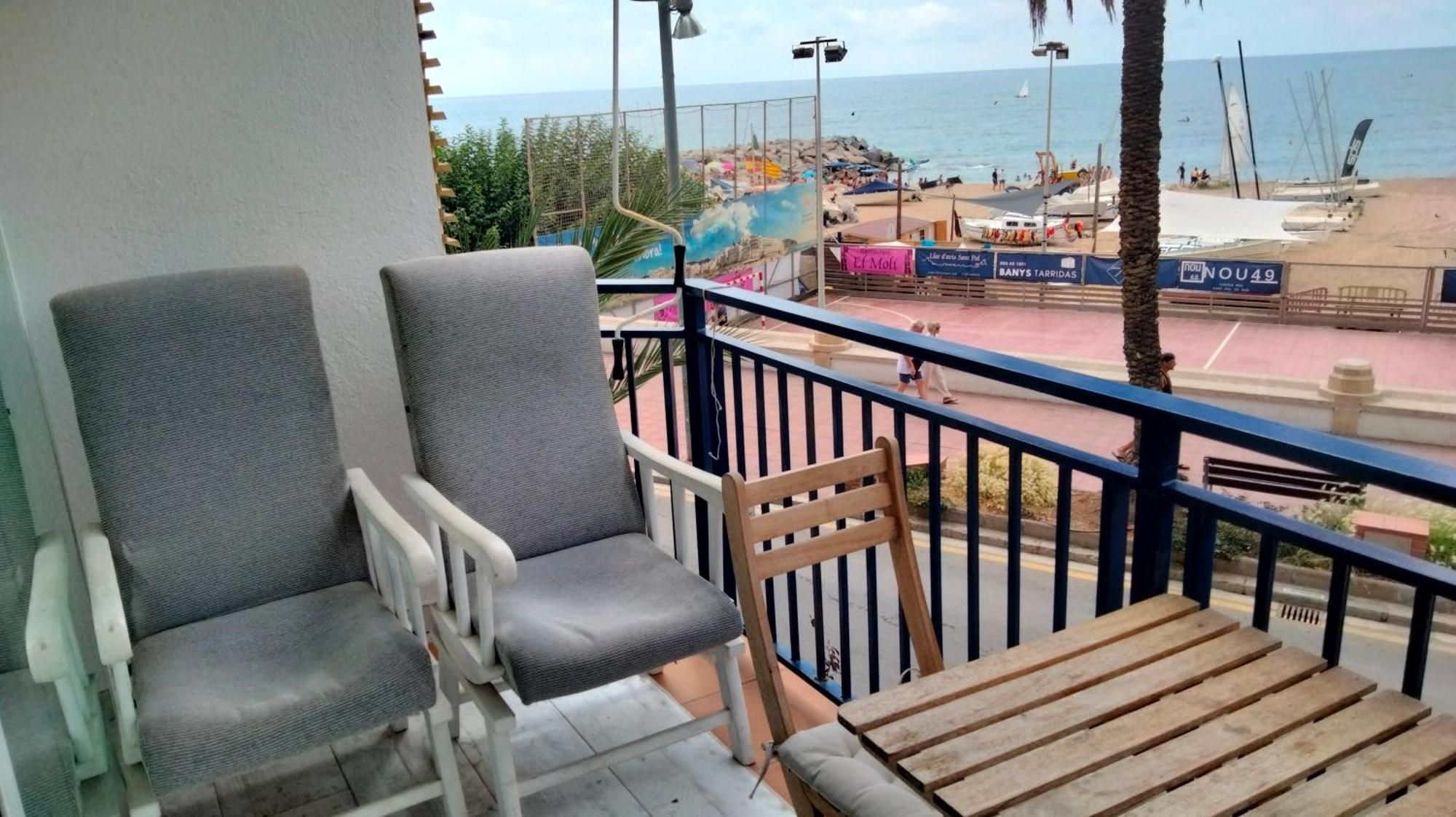 Beachfront Apartment With Private Parking Sant Pol De Mar Esterno foto