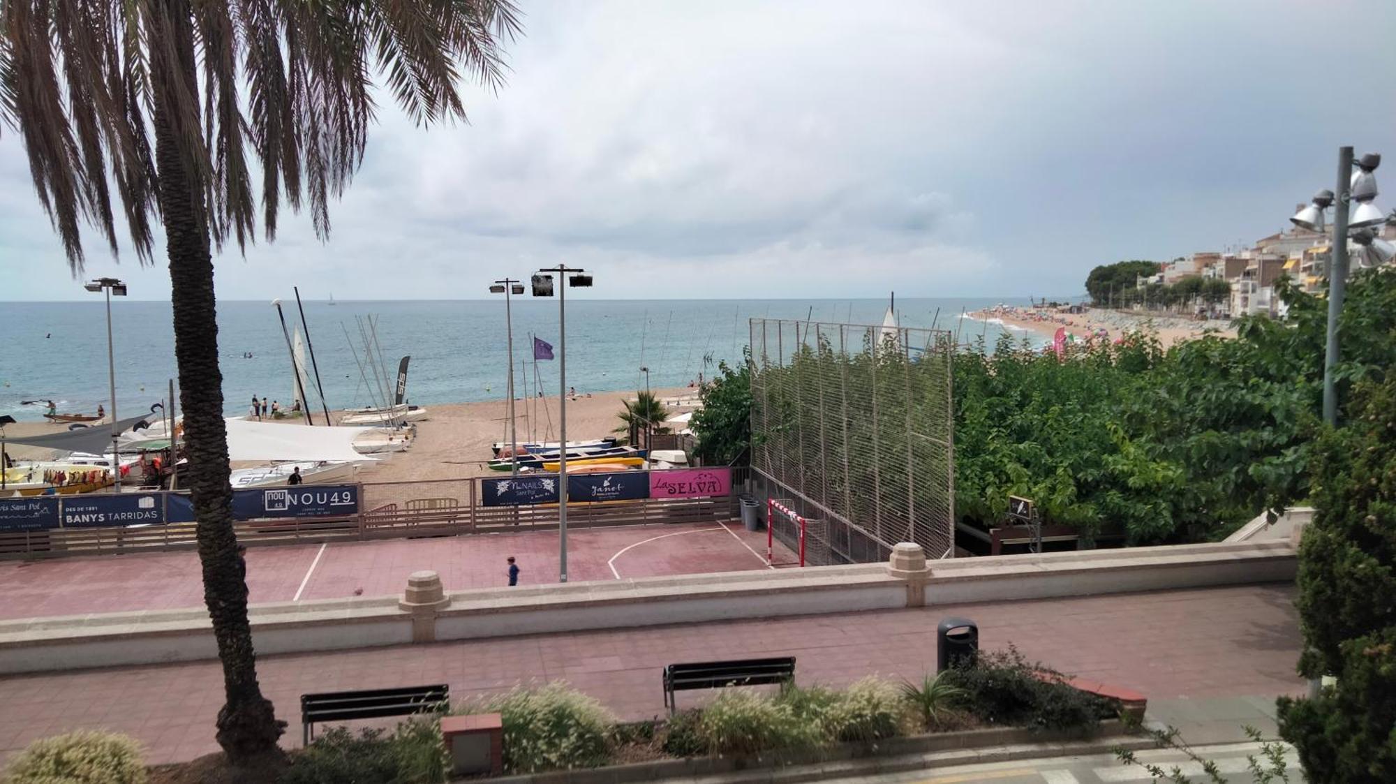 Beachfront Apartment With Private Parking Sant Pol De Mar Esterno foto